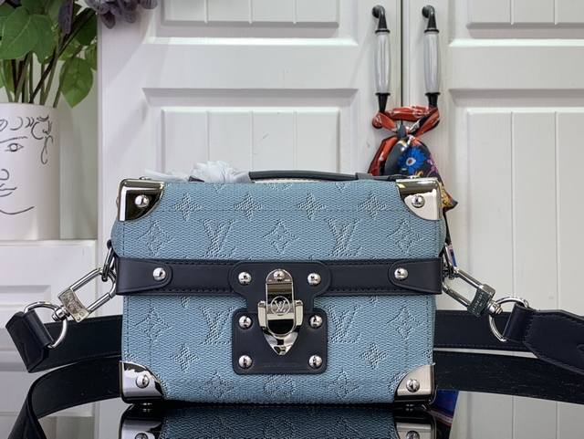 顶级原单 特惠 Soul Trunk 盒子手袋 M15035 蓝色 拼色 巧妙结合 Monogram Heritage 帆布、牛皮革饰边和条纹织物内衬,以矩形包 顶级原单 特惠 Soul Trunk 盒子手袋 M15035 蓝色 拼色 巧妙结合 Monogram Heritage 帆布、牛皮革饰边和条纹织物内衬,以矩形包