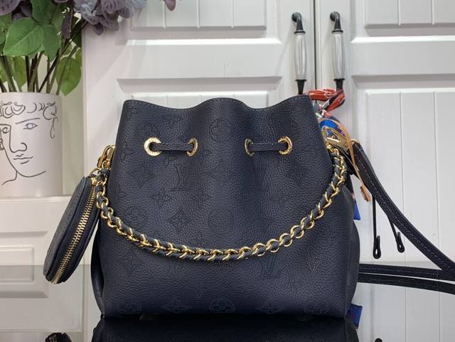 顶级原单 特惠 原厂820 Bella 手袋 M14315 深蓝色 本款 Bella 手袋为 Monogram 镂花穿孔皮革渲染考究色调，再以编织链条点亮细节。