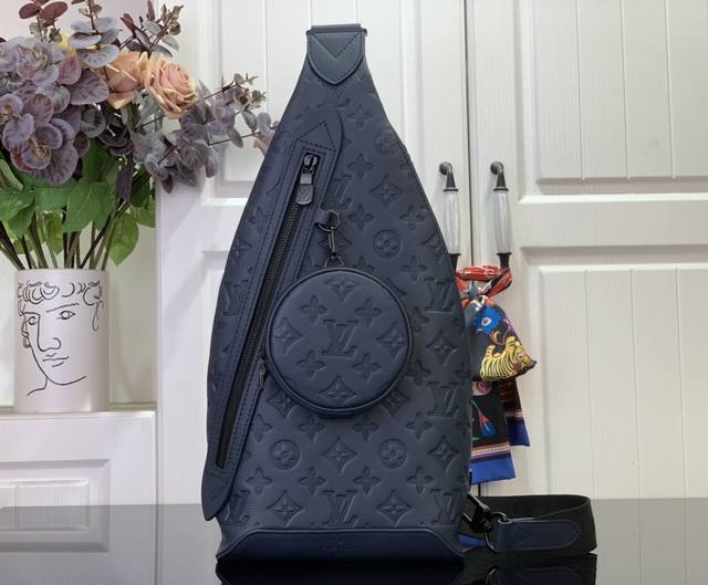 顶级原单 特惠 Duo Slingbag M24467 深蓝色 M21890 黑色 Monogram Shadow压花小牛皮为独特的Duo Slingbag带来