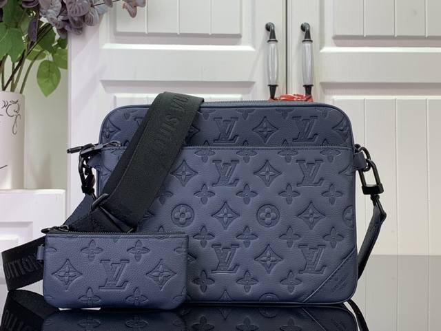 顶级原单 特惠 Trio 邮差包 M14785 深蓝色 条纹压花 取材柔软 Monogram Shadow 压纹牛皮革，为摩登 Monogram 压纹图案浸染活