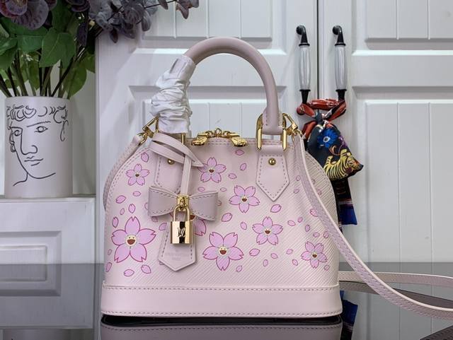 顶级原单 特惠 Lv × Tm Alma Bb 手袋 M13104 粉色 樱花 村上隆 日本艺术家 村上隆创作的，以象征再生的欢快的樱花图案更新的色彩鲜艳的Ma