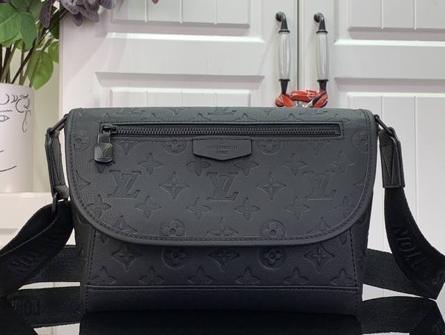 顶级原单 特惠 Pulse Messenger M14874 黑色 条纹压花 Monogram Shadow压花小牛皮和黑色五金件为运动型的Pulse Mess