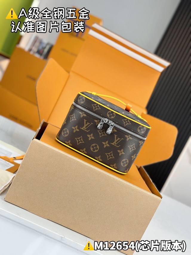 内部价 特级Mb高弹面料 Nice 迷你化妆包 型号：M12654 材料：A+级全钢五金，进口高弹面料 包装：全套特级免税Mb包装 尺寸：13.5 X 12 X