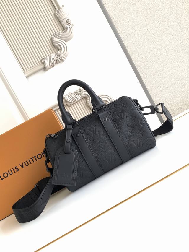 特级本款 手袋取材 帆布，展现路易威登经典图案的优雅重绎。加固饰带和皮革名牌延续 系列的标志性元素，拉链开合令个人物品安全随行。 型号： M20900 皮料：