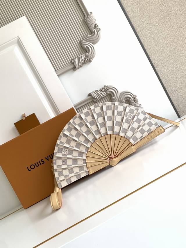 特级 动态芯片 手袋取材 帆布，以别致设计亮相 春夏秀场，成就收藏家之选。皮革之上点缀 花卉细节，手提或肩背皆宜。 型号： M14804白格 皮料： 是意大利级