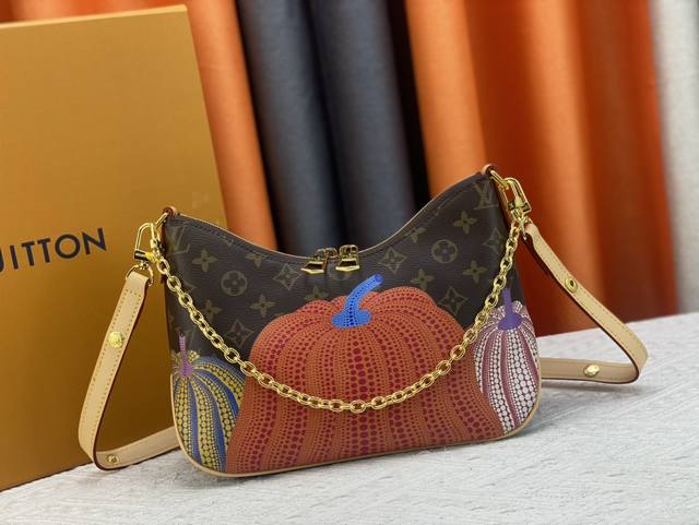 m45832 M46470 Odeon 小号手袋，以 Monogram 帆布和加固皮革边角传递复古意味。可调节肩带便于肩背或斜挎，轻启拉链即可取放随行物品。尺寸