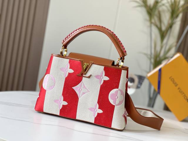 升级版 官方对版 M57361绣花粉棕金扣中号 路易威登于 春季赋予 Capucines 中号手袋魅惑莹泽，再以小牛皮点缀翻盖、顶部手柄和 Lv 字母。麻布和细