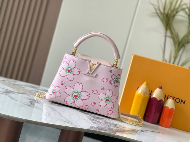 广州货顶级原版 Capucines Bb 型号：13250粉色 材料：平纹涂鸦 五金升级 亮点：Lv首字母，独特的边环，翻盖上精细的Monogram花朵。 尺寸