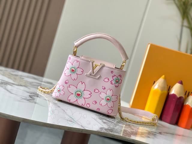 广州货顶级原版 Capucines 迷你 型号：13249粉色 材料：平纹涂鸦 五金升级 亮点：Lv首字母，独特的边环，翻盖上精细的Monogram花朵。 尺寸