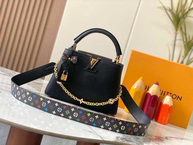 广州货顶级原版 Capucines Bb 型号：12353黑色33彩 材料：荔枝纹 五金升级 亮点：Lv首字母，独特的边环，翻盖上精细的Monogram花朵。