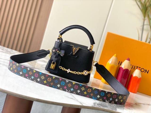 广州货顶级原版 Capucines 迷你 型号：12352黑色33彩 材料：荔枝纹 五金升级 亮点：Lv首字母，独特的边环，翻盖上精细的Monogram花朵。