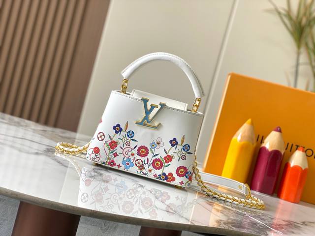 顶级原版 广州货M13246涂鸦 本款Capucines Mini手提包的奢华 Taurillon皮革在柔和的米色中看起来很棒。皮瓣是棕色的樱花皮革。优雅的顶部