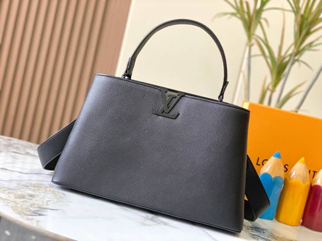 升级版 M24880黑色本款Capucinessouple大号手袋,以哑光Taurillon牛皮革和考究金属件演绎经典设计的放大版本,搭配标志性Lv字母。齐整内 升级版 M24880黑色本款Capucinessouple大号手袋,以哑光Taurillon牛皮革和考究金属件演绎经典设计的放大版本,搭配标志性Lv字母。齐整内