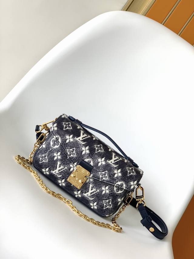 m22834 顶级原单 本款 Pochette MéTis East West 手袋取材 Monoglam 帆布，以全息色调释放耀目姿彩。彩色饰边为包身线条增添