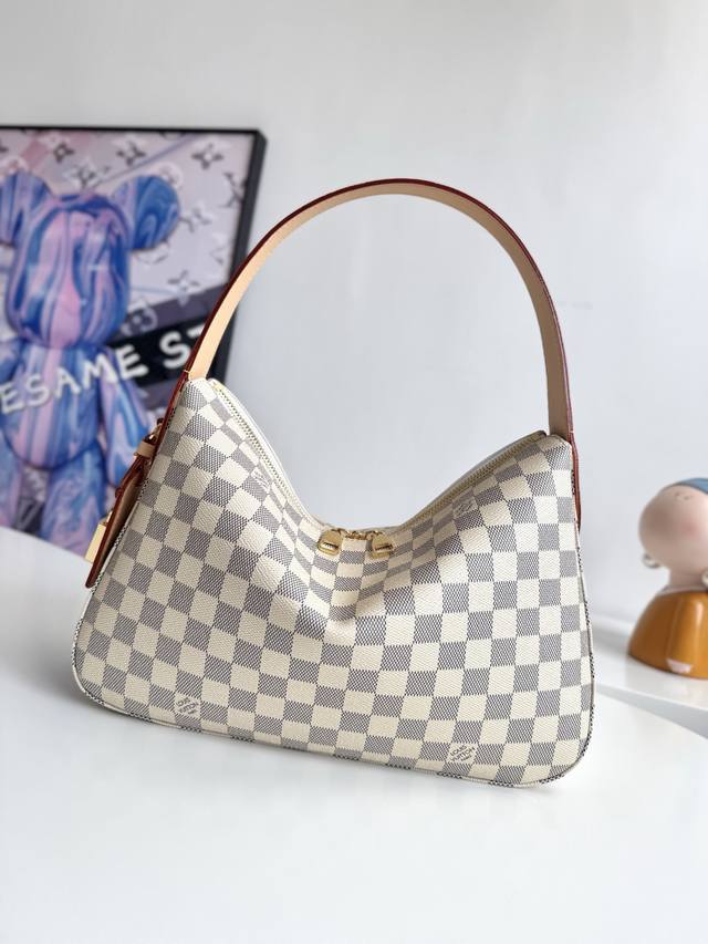 163C动态芯片配专柜包装』海外原单N00116独家实拍！作为Damier Azur系列的一部分，这款Slouchy Pm版受到法国里维埃拉优雅生活方式的启发。