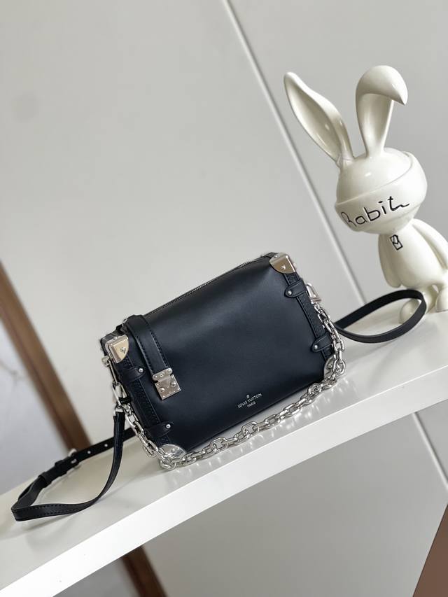 出厂价P 顶级原单芯片版 Side Trunk 中号手袋 M11350 黑色银扣！本款以柔软羊皮革塑造、 春夏秀场型、抛光金属件与触感良好的微邹纹理互为映衬！皮