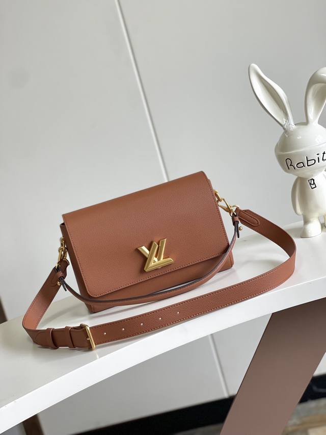 出厂价P 顶级原单动态芯片M24639 M24640 M25359 本款 Soft Twist 手袋取材柔软牛皮革，以宽裕尺寸重绎标志性 Twist 手袋。做旧