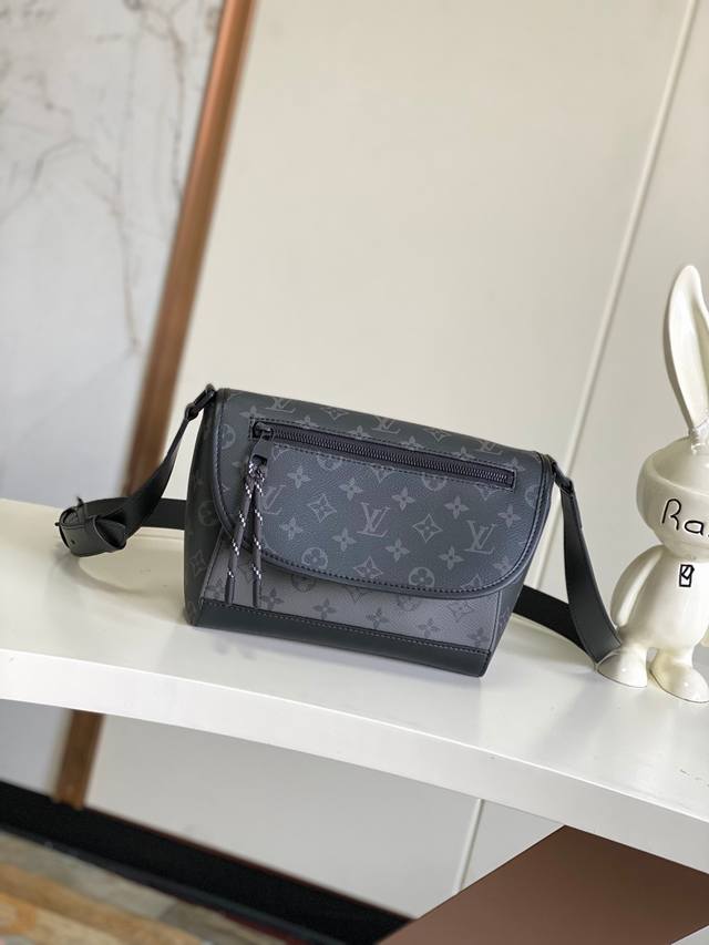 出厂价P 海原外单 独实家拍 变码芯片 M12681黑花 银花 男 差包系列 本款 Pulse 邮差包 以 Monogram Eclipse 帆布塑造精巧构型，