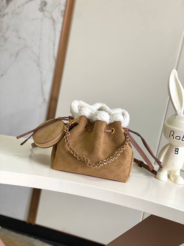 出厂价P 海原外单 独实家拍 动态芯片M11839 羊绒 水桶包 本款 Bella 手袋出自 Lv Ski 系列，为华美镂花绒面皮革融入羊毛皮饰边，以舒暖质感彰