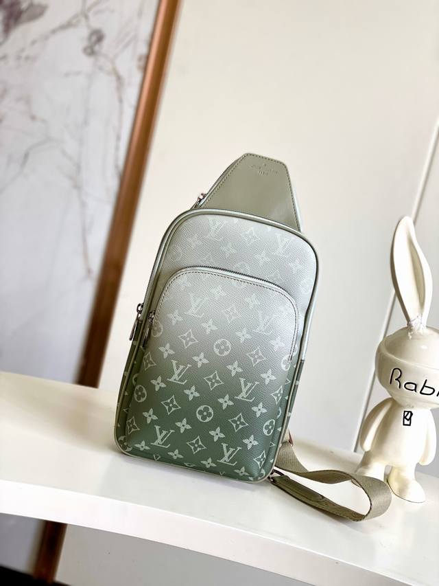 出厂价P 海原外单 独实家拍 动态芯片 M11702 胸包 Slingbag Pm 斜挎包采用 Monogram 绿渐变色帆布制成，Monogram 图案逐渐消