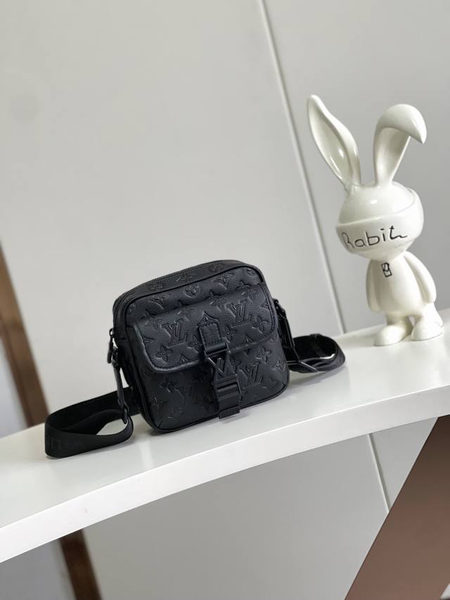 出厂价P 顶级原单 动态芯片 M12516 本款 Getaway 邮差包拥有 Monogram Shadow 皮革的细腻 Monogram 压纹，以紧凑构型实现