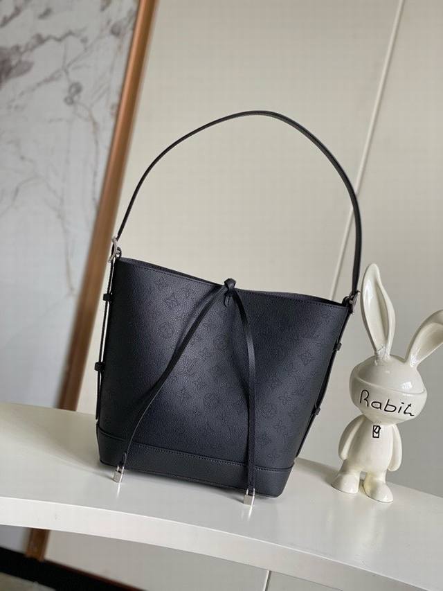 出厂价P 顶级原单 动态芯片M12139 黑色 冲孔 M12140 灰色 冲孔 Flore 手袋、介绍全新的Flore手提包，采用现代水桶轮廓设计，既实用又精致