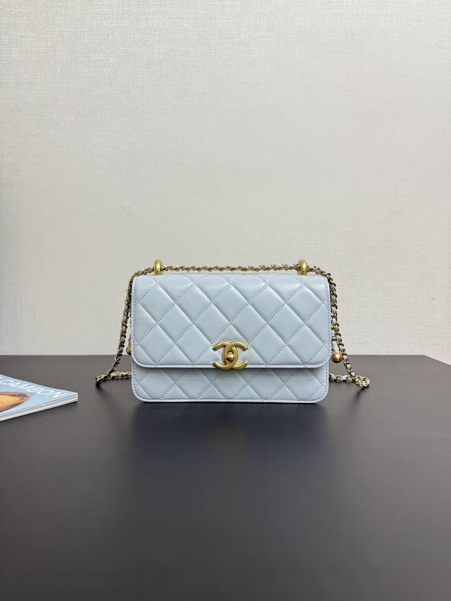 原厂皮 现货23香奈儿新款双小金球可调节Mini19Cm 之前专门排队走进去看中了季节款 转身可爱的Sa通知我最热门的双金球抽绳Mini款来了 那干脆写个对比吧