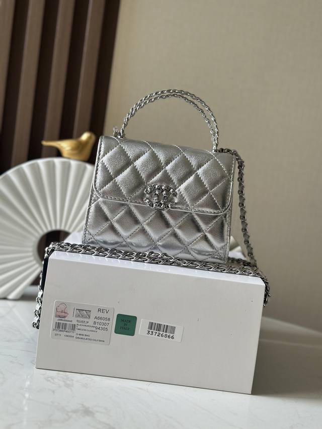 现货 新款 本季最火最火的Kelly手柄包 25款新款 店里的大爆款，非常经典 真的非常难买，代购都要溢价！实物真的超级超级好看，一定要买 除了放不下手机，其他