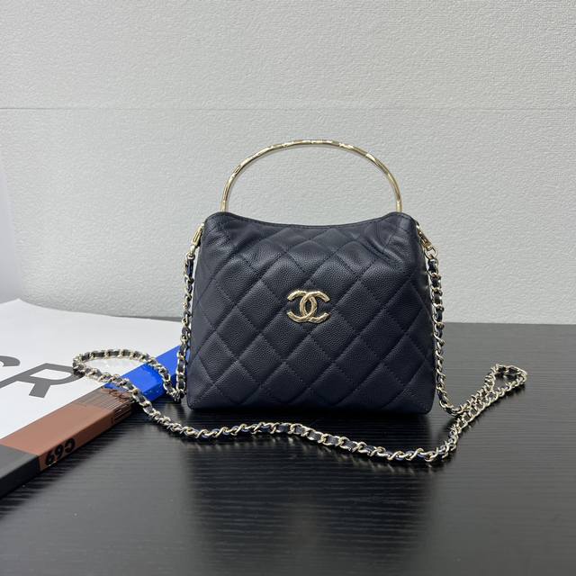 25S新品 球纹牛皮 钢制亮金五金 尺寸:18Cmx13Cmx7Cm 型号:A P5 25S新品 球纹牛皮 钢制亮金五金 尺寸:18Cmx13Cmx7Cm 型号:A P5