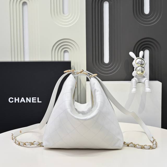 中号！25S春夏秀场款双肩背包 双肩带可以抽拉、当单肩包也很实用 收口起来秒变双肩包 容量空间我太喜欢了 As5509小号尺寸:20 X 31X8.5 Cm A