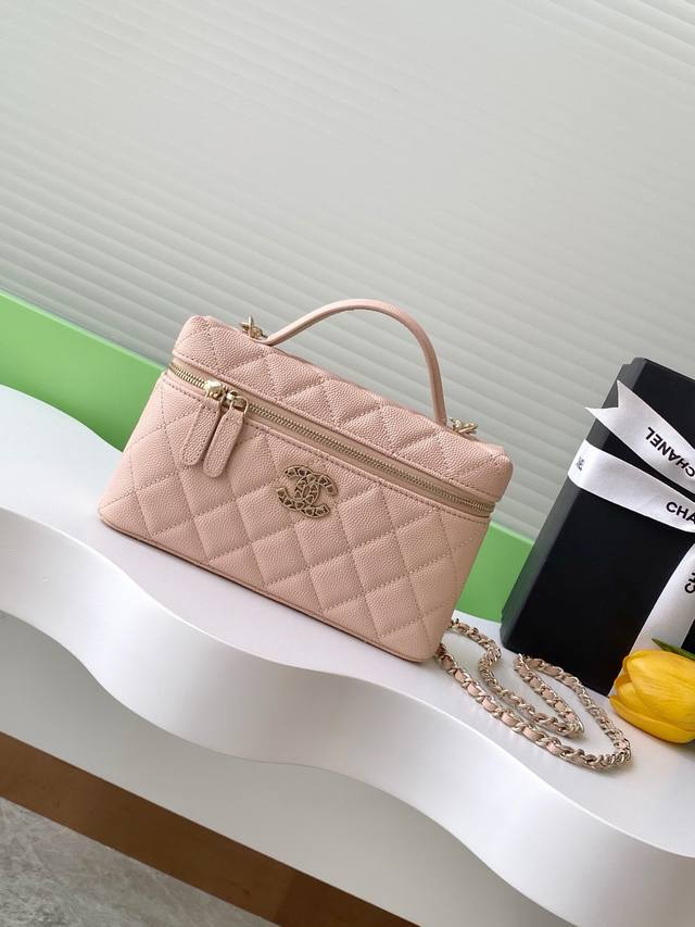 现货25C精致小巧链条手拿包 颗粒小牛皮配金色金属 让整个包看起来更加力挺 荔枝纹的皮面还不易刮花 链条可拆卸 还可手提容量也很合适 独特的设计和实用性 成为了