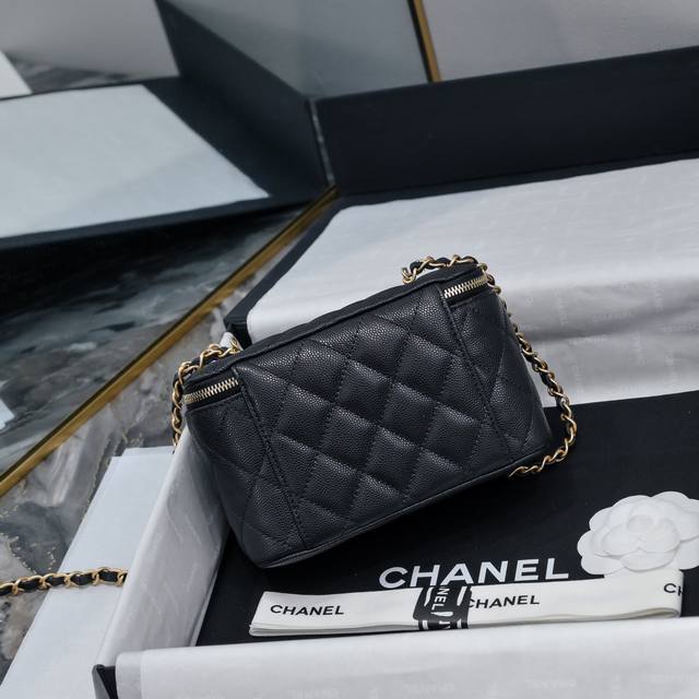 ohanel 24A可调节链条盒子包 化妆包 鱼子酱在灯光下都在发亮五金Logo很有质感链条是搭扣的，肩带可以调节不同的长度，胸包、单肩、斜挎 放下大手机完全没