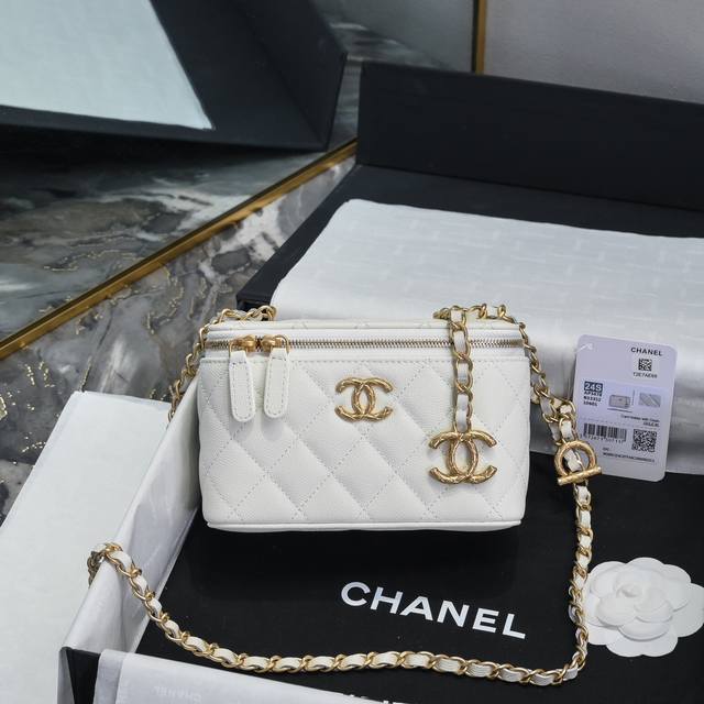 ohanel 24A可调节链条盒子包 化妆包 鱼子酱在灯光下都在发亮五金Logo很有质感链条是搭扣的，肩带可以调节不同的长度，胸包、单肩、斜挎 放下大手机完全没