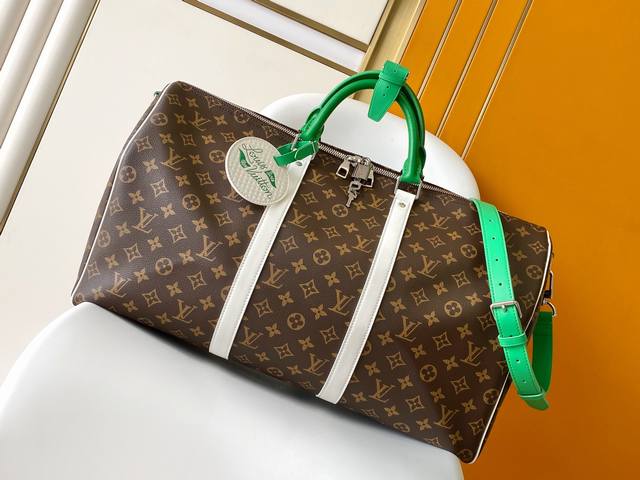 m13926 本款 163C01动态芯片Keepall BandoulièRe 50 旅行袋融合 Monogram 涂层帆布和皮革饰边，以路易威登高尔夫名牌宣示