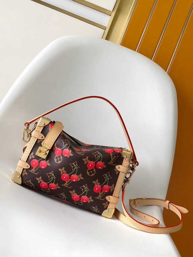 m14278 顶级原单 动态163C01 本款 Side Trunk 中号手袋以谐趣 Monogram 图案道出路易威登 X 村上隆再版系列的灵动格调，为柔软牛