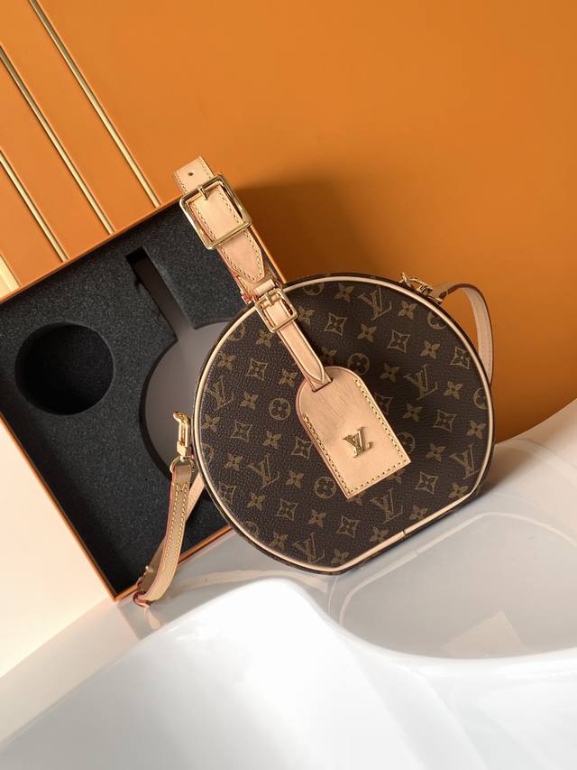 m43514老花 M43510黄花经典的路易威登帽盒摇身变为此款风格可爱的随身小袋。小巧而实用 可放置一台 Iphone 7 手机 ，双版本设计：经典 Mono