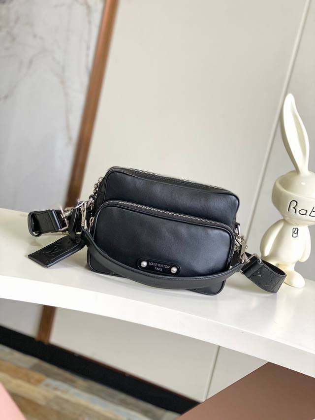 海原外单 独实家拍 半钢163 变码芯片163C 本款 Nil 手袋闪耀牛皮革的优雅莹泽，再借珠饰铆钉将路易威登巴黎贴饰固定于正面。侧面锁扣彰显都市型格，主隔层