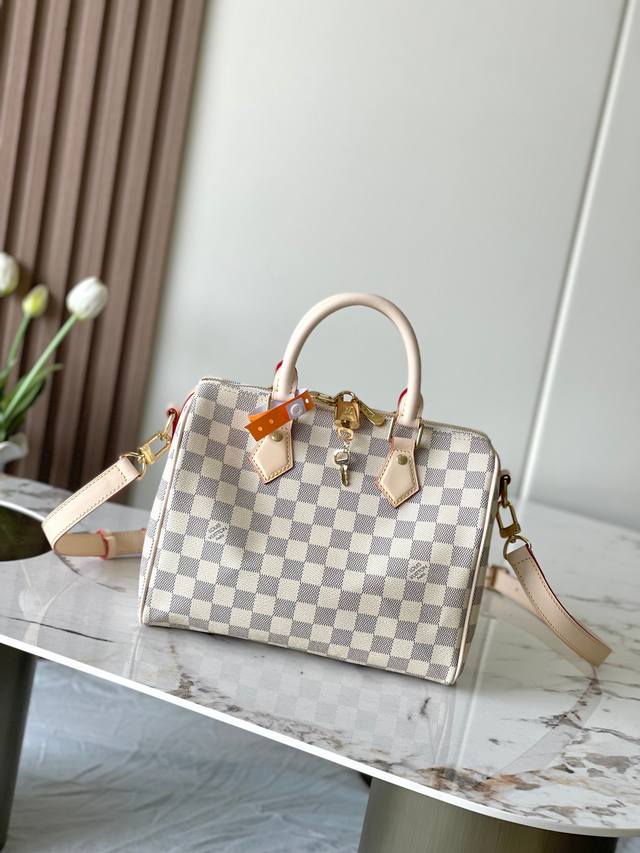 海原外单 独实家拍 半钢五金163C01型号41113白格 Speedy 25 手袋在 1930 年推出的 Speedy 手袋，以当时的旅行革命作为创作灵感，尽