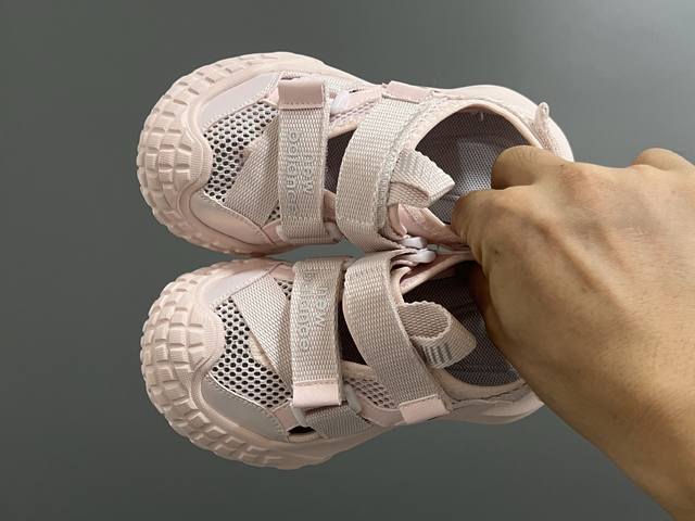 nb新款包头镂空网面儿童凉鞋 Size：26-37码 轮胎底系列真的超好穿 包头镂空网面 魔术贴设计，穿脱超方便