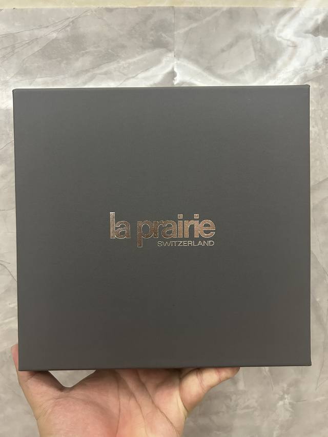 通 莱伯妮奢华护肤两件套明通版！内含：反重力精华50Ml+鱼子酱精华水150Ml。