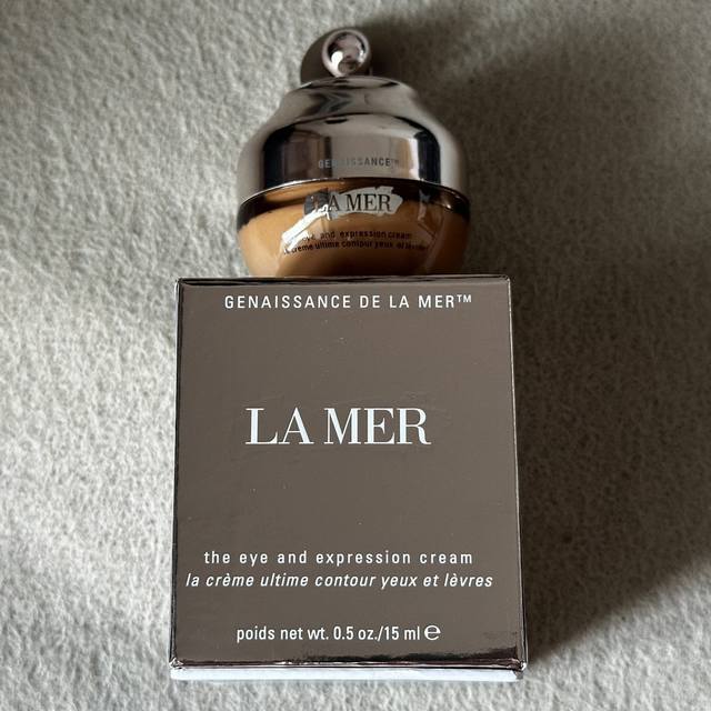 普 海蓝之谜鎏金焕颜眼霜15Ml！正装La Mer海蓝之谜鎏金贵妇级焕颜精华眼霜15Ml，鎏金眼霜来了用下来真的想给这个淡纹效果打100，超优秀抗老表现力也算对