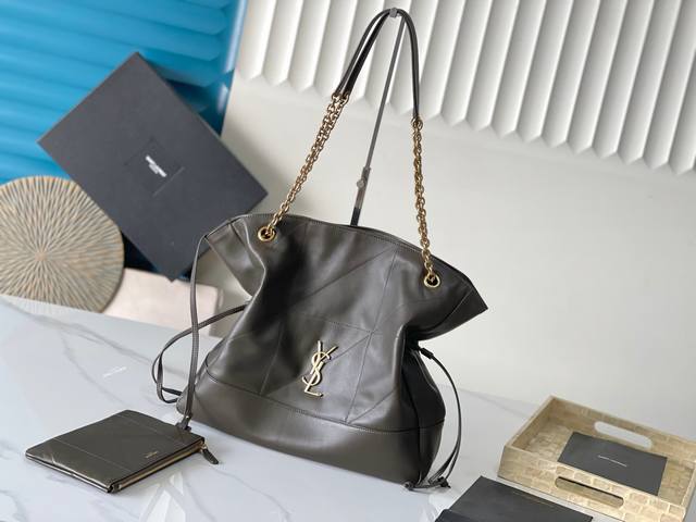 该尺寸不带包装 Jamie 4.3 Large Pochon_福袋水桶包 意大利进口柔软小羊皮 抽绳设计让手袋呈现出自然高级的褶皱感 金属链条和包身上的金属Lo