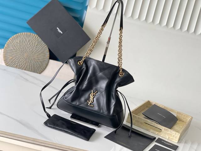 该尺寸不带包装 Jamie 4.3 Large Pochon_福袋水桶包小号 意大利进口柔软小羊皮 抽绳设计让手袋呈现出自然高级的褶皱感 金属链条和包身上的金属