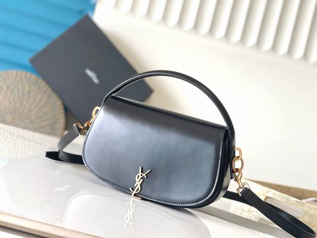 voltaire_手提斜挎包 这个名称源自于主张自由 倡导宽松18世纪“启蒙时代”的法国作家兼哲学家伏尔泰，整只包采用略带光泽的顶级奢华Box小牛皮制作，使其变