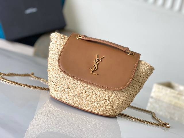 mini Manon 轻盈透气的拉菲草编织也是夏日包包的固定搭档,迷你Manon手袋采用小巧提篮造型搭配砖色植鞣皮翻盖,标志性Ysl Cassandre微标作为 mini Manon 轻盈透气的拉菲草编织也是夏日包包的固定搭档,迷你Manon手袋采用小巧提篮造型搭配砖色植鞣皮翻盖,标志性Ysl Cassandre微标作为