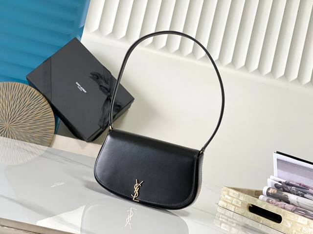 y家24Voltaire腋下包 极简主义最爱的款式、透露着高级的美感翻盖搭扣很新颖~空间的话放手机也完全无压力哦 型号:776942 尺寸：21X 11 X4.