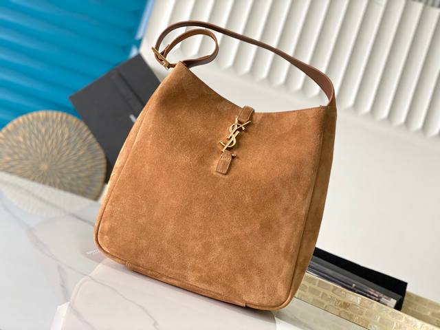 土黄磨砂金扣_ 该尺寸不带包装 Le 5A7_大号腋下包Hobo手袋，韩国明星同款Hobo今年火到爆炸的腋下包Y家虽迟但到！！包包身轮廓简洁、立体，看上去硬挺却