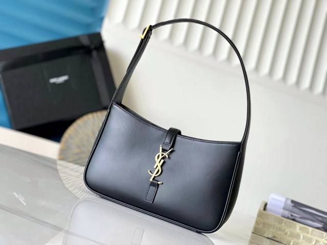 特级精品 657228 配全套专柜最新包装杂志 春夏新款腋下包Le5A7 Bag 强推今年的宝藏包包之一！极简外形+金属Logo 扣开合设计 可调节肩带 简洁唯