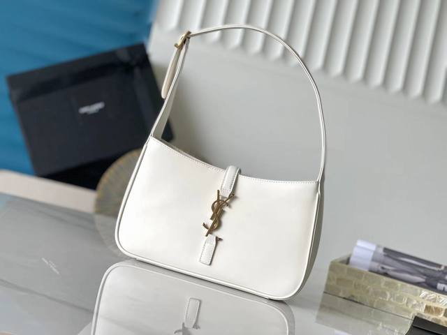 特级精品 657228白色平纹 配全套专柜最新包装杂志 5 7 今年火到爆炸的腋下包Y家虽迟但到 当时一看到，就觉得这个名字好特别，灵感来源于小众电影 CléO