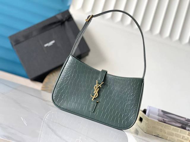 特级精品 657228绿色鳄鱼纹 配全套专柜最新包装杂志 5 7 今年火到爆炸的腋下包Y家虽迟但到 当时一看到,就觉得这个名字好特别,灵感来源于小众电影 Clé 特级精品 657228绿色鳄鱼纹 配全套专柜最新包装杂志 5 7 今年火到爆炸的腋下包Y家虽迟但到 当时一看到,就觉得这个名字好特别,灵感来源于小众电影 Clé